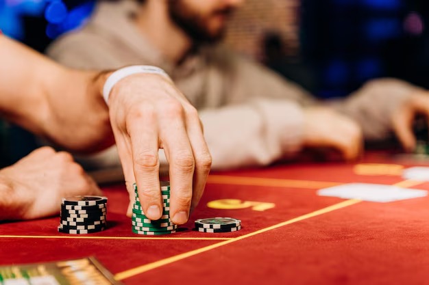 Live baccarat dealer at epostoto studio
